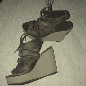 Simply Vera wang wedges 8